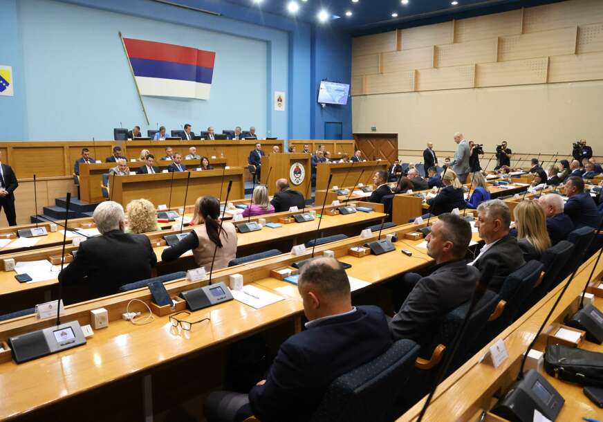 (FOTO) Previše para za buku BEZ REZULTATA: Srpskainfo provjerila koliko građane koštaju sjednice NS RS