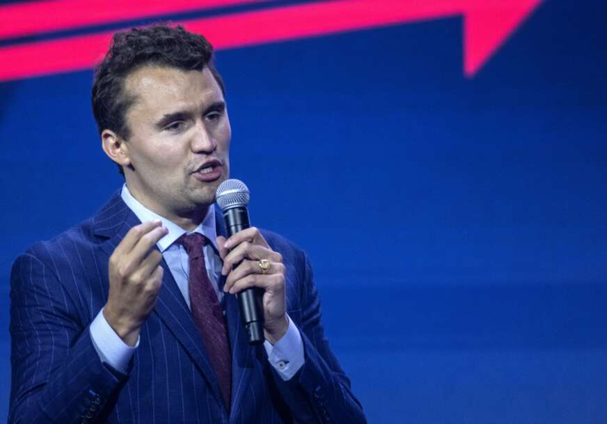 (VIDEO) TIJELO ČARLIJA KIRKA STIGLO U ARIZONU Vens se ne odvaja od kovčega, bivša misica u crnom, a ova žena je sve vrijeme uz udovicu