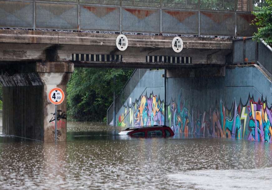 (FOTO) Metro poplavljen, na ulicama haos: Stravične slike nevremena u Italiji, ljudi evakuisani kod jezera Komo