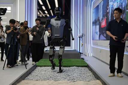 (VIDEO) ČUDO TEHNOLOGIJE Humanoidni robot pobijedio na polumaratonu, a sada testira patike u Kini