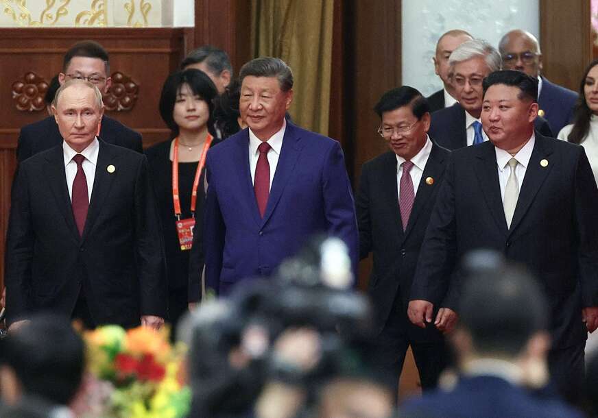 (FOTO,VIDEO) Kina prvi put prikazala novo naoružanje na PARADI U PEKINGU: Si Đinping se pojavio uz Putina i Kim Džong Una, prisustvovao i Vučić
