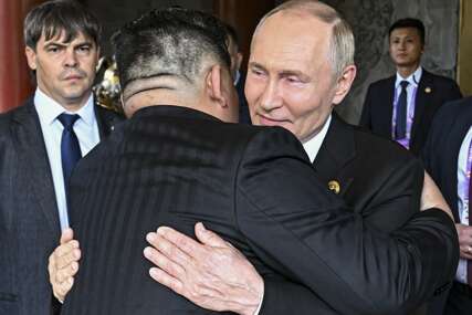 (FOTO, VIDEO) NA RASTANKU PAO ZAGRLJAJ Putin i Kim Džong Un razgovarali 2,5 sata nakon vojne parade u Pekingu