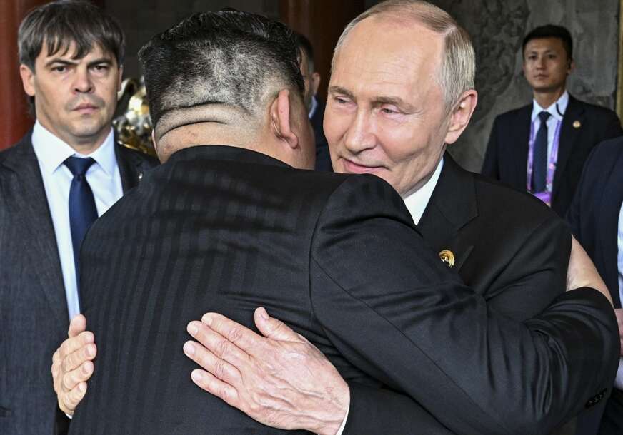 (FOTO, VIDEO) NA RASTANKU PAO ZAGRLJAJ Putin i Kim Džong Un razgovarali 2,5 sata nakon vojne parade u Pekingu