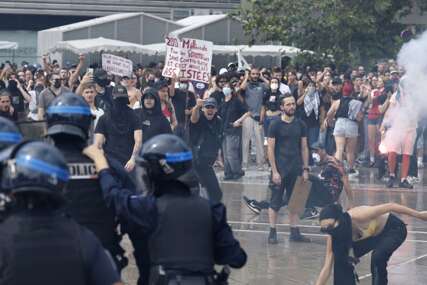 (VIDEO) JURIŠ POLICIJE NA BLOKADE U FRANCUSKOJ Pendreči i šutira demonstrante, prska ih suzavcem, nisu pošteđeni ni novinari!