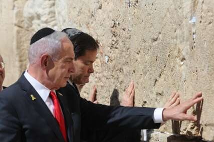 „Savez Amerika-Izrael NEUNIŠTIV KAO KAMEN“ Netanjahu i Rubio na zajedničkoj molitvi kod Zapadnog zida u Jerusalimu