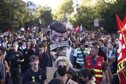 (FOTO, VIDEO) HAOS NA ULICAMA FRANCUSKE Demonstranti palili i razbijali sve pred sobom, upadali u MINISTARSTVO i banke, policiji dato ZELENO SVJETLO