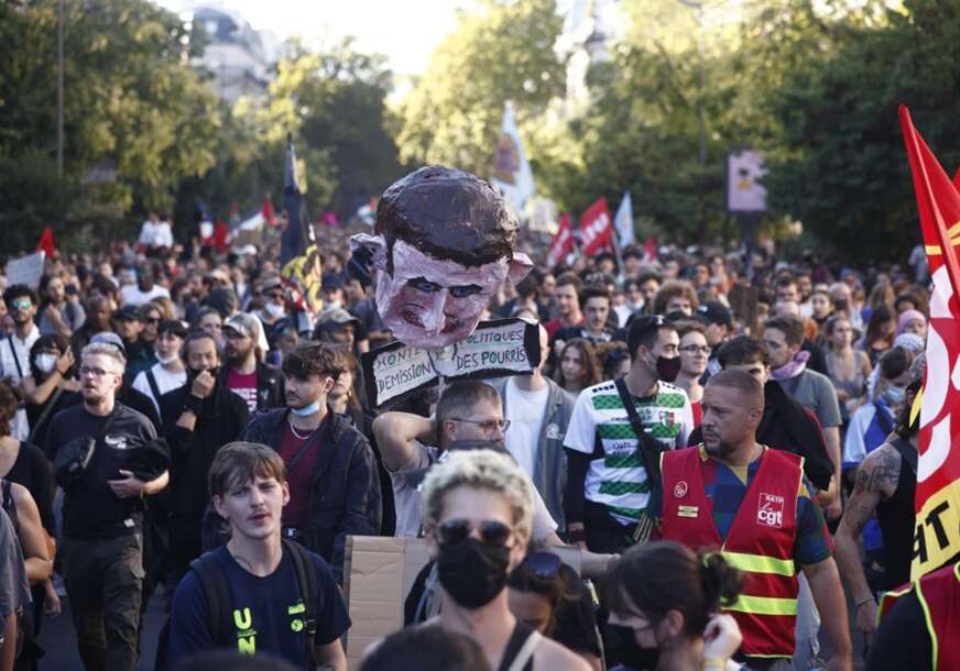 (FOTO, VIDEO) HAOS NA ULICAMA FRANCUSKE Demonstranti palili i razbijali sve pred sobom, upadali u MINISTARSTVO i banke, policiji dato ZELENO SVJETLO  