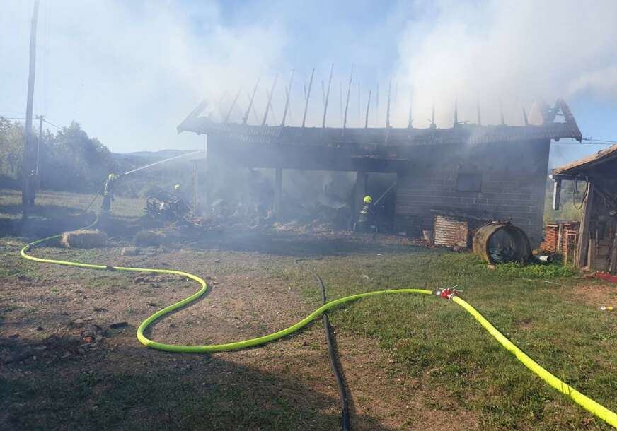 (FOTO) Pune ruke posla za vatrogasce: Požar na štali u Banjaluci