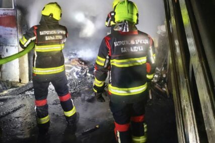INTERVENISALI VATROGASCI Izgorjeli skupocjeni automobili u garaži