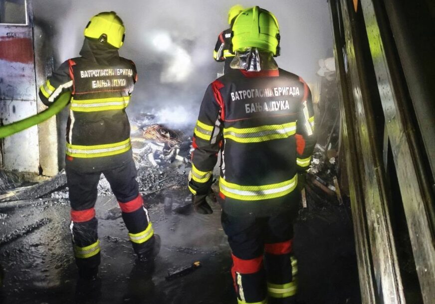 (VIDEO) Požar u Sarajevu kod Hotela Grand: Vatra zahvatila komppletan krov kuće