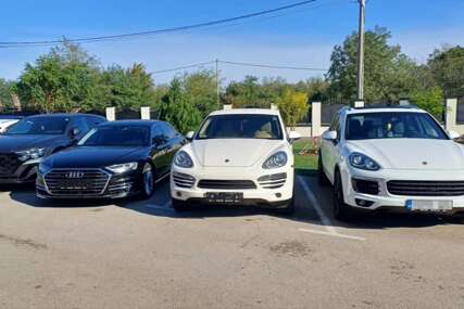 (FOTO) Detalji akcije "Firma" na području Bijeljine: Uhapšeno 8 osoba, zaplijenjeno 300.000 KM i 8 skupocjenih automobila