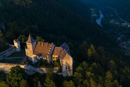 Ostrožac , Monumentalni grad i istorijski dvorac