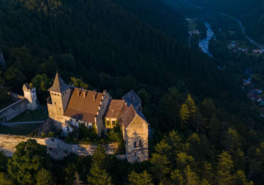 Ostrožac ,  Monumentalni grad i istorijski  dvorac