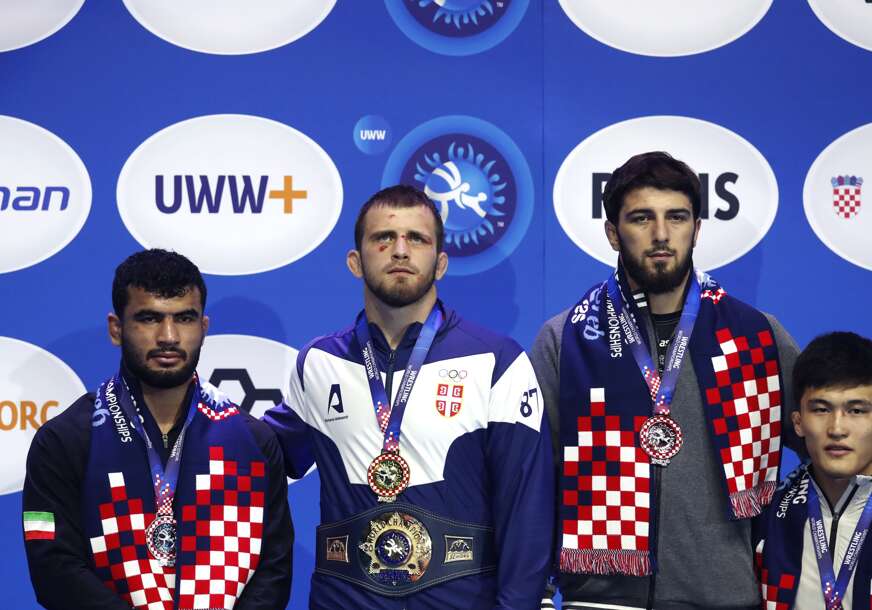 Aleksandar Komarov na pobjedničkom postolju