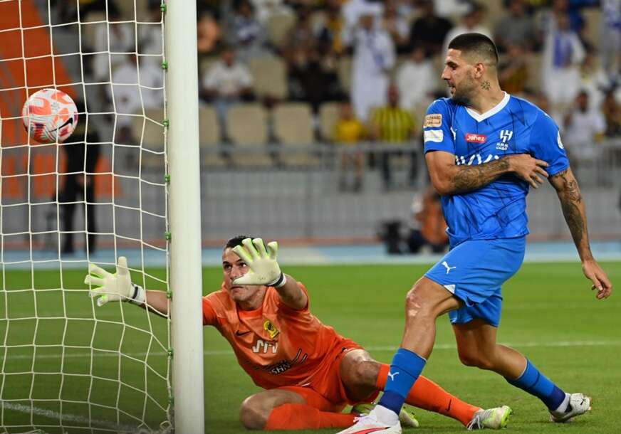 Aleksandar Mitrović postiže gol za Al Hilal