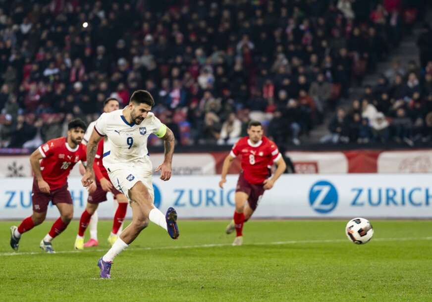 Aleksandar Mitrović izvodi penal protiv Švajcarske