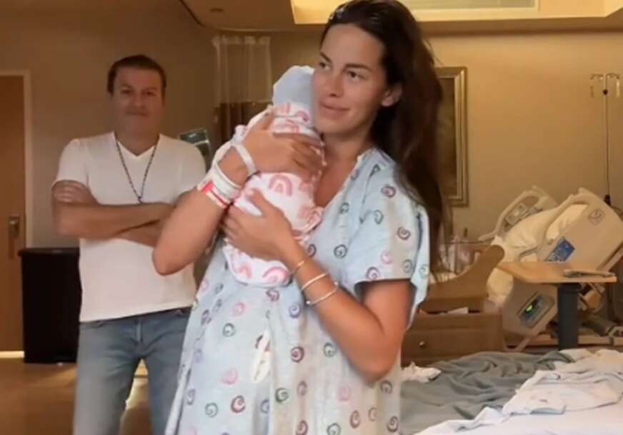 (FOTO) Čisti luksuz: Influenserka dobila kćerku sa 20 godina starijim milionerom, pa pokazala ogrlicu od SUVIH DIJAMANATA koju je nasljednica dobila na poklon