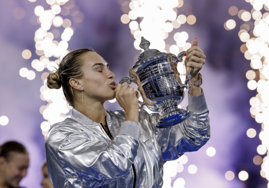 Arina Sabalenka sa trofejom na US openu