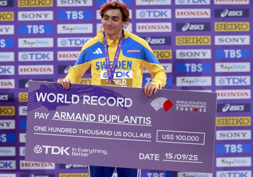 Armand Duplantis sa čekom na 100.000 dolara
