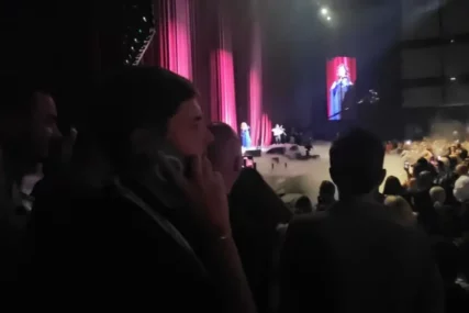 (VIDEO) UNUCI UZ BAKU ANU U SAVA CENTRU Ovaj momenat sa Bekutinog koncerta je svima promakao, evo šta je radio Branko