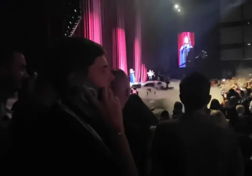 (VIDEO) UNUCI UZ BAKU ANU U SAVA CENTRU Ovaj momenat sa Bekutinog koncerta je svima promakao, evo šta je radio Branko