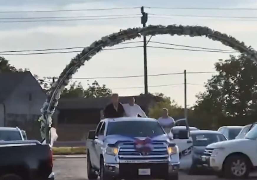 (VIDEO) BRZO SE SNAŠLA Ćana na veselje došla u prikolici automobila, a onda je nastao problem