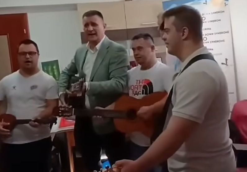 (VIDEO, FOTO) "Ozdravi!" Poslušajte kako Halidova „Romanija“ zvuči u Đajićevom izvođenju, a evo šta mu je PORUČIO LEGENDARNI PJEVAČ