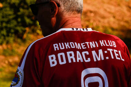 (FOTO) Proslavlja se 50 godina od evropske titule: RK Borac m:tel predstavio novi retro dres, legenda kluba ga promovisala