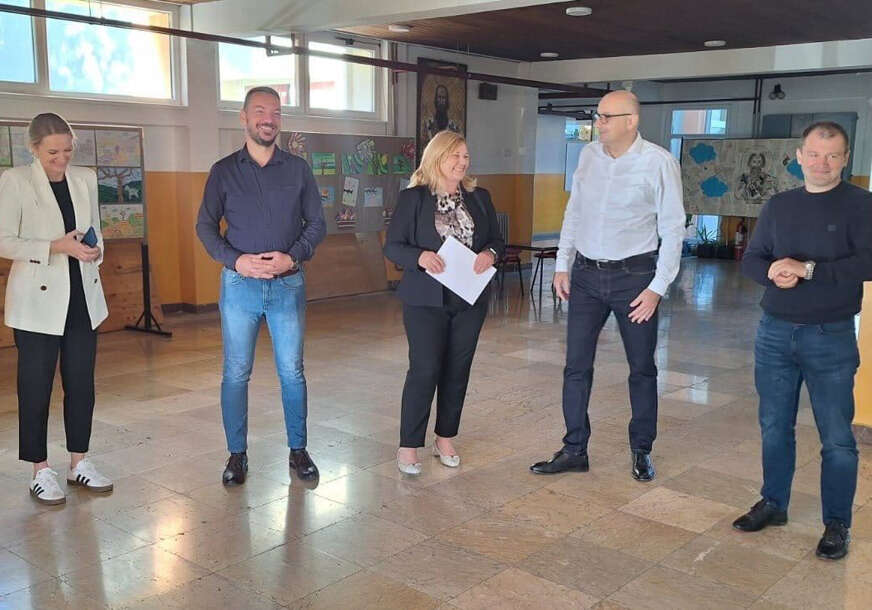 (FOTO) Obrazovanje kao prioritet: Banjac u posjeti školi „Sveti Sava“ u Kozarskoj Dubici