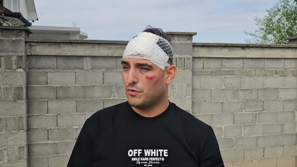 Darko Lazić na stanici čeka autobus