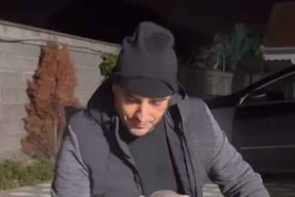 "NAĆI ĆU JE PO MIRISU KOSE" Darko Lazić još uvijek u masnicama od saobraćajke, upalio kotlić, pa zapjevao