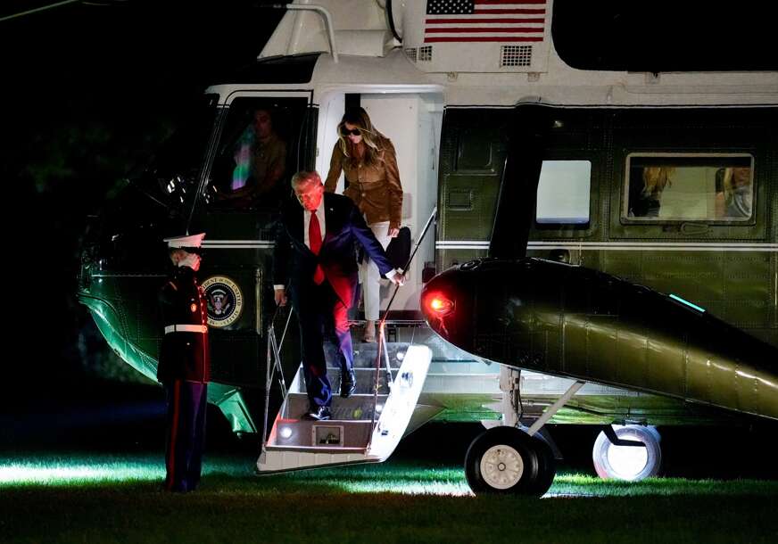 Donald Tramp i Melanija izlaze iz helikoptera