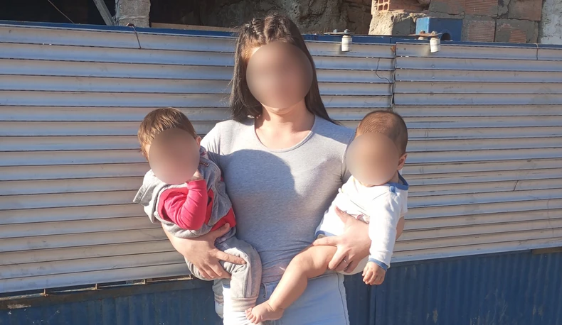 Na tijelu imala povrede od ranije: Ovo je majka koja je uhapšena zbog SMRTI BEBE (1), djevojčica pala sa stepenica, pa poginula