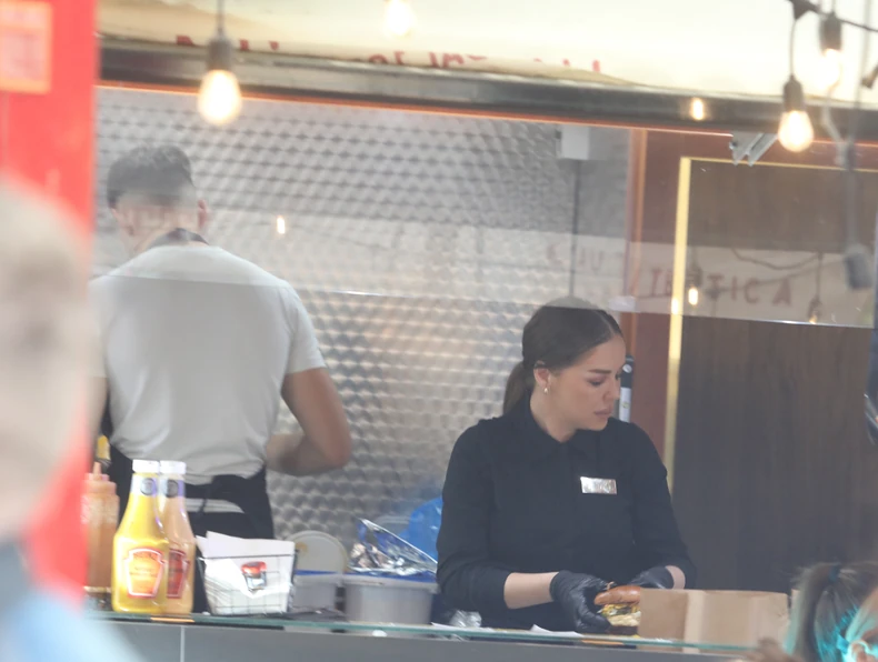 Nataša Rodić prodaje burgere