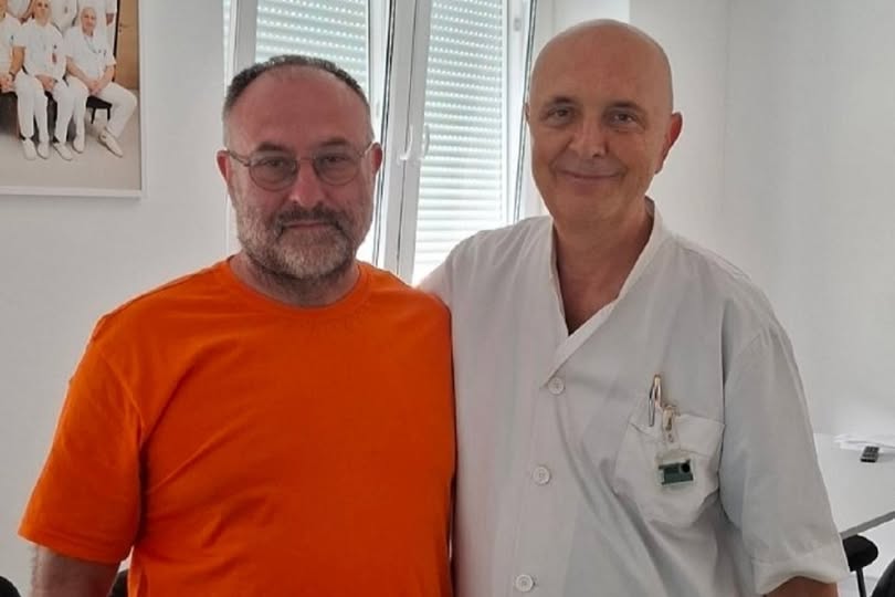 (FOTO) Evocirali uspomene iz rata: Na kontrolu došao NAKON 33 GODINE, pogledajte kako je reagovao doktor koji mu je SPASIO ŽIVOT