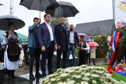 (FOTO) NJEGOVANJE SJEĆANJA: Selak i Egić položili vijenac na spomen-ploču poginulim borcima VRS u Piskavici