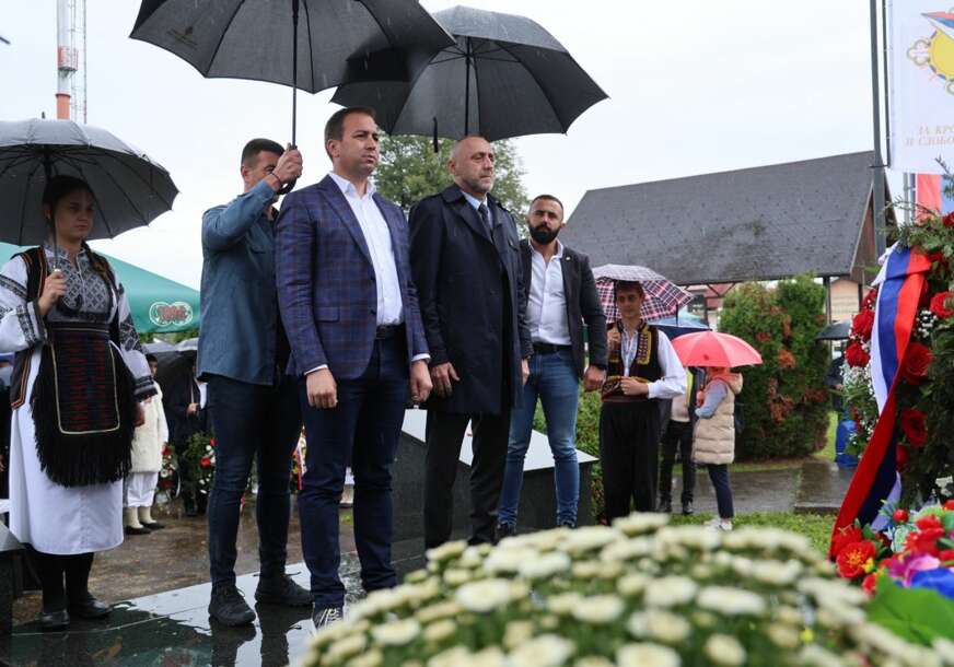(FOTO) NJEGOVANJE SJEĆANJA: Selak i Egić položili vijenac na spomen-ploču poginulim borcima VRS u Piskavici