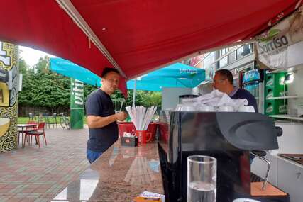 (FOTO) Radnici na Gradskom olimpijskom bazenu u Banjaluci na rubu egzistencije, bazen zatvoren: Plata nema, ali osmijeh ostaje, konobari sa bazena otkrili veliku istinu