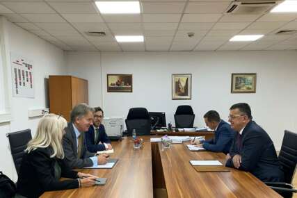 (FOTO) KO KOGA RUŠI Dodik bijesan zbog sastanaka britanskog ambasadora u Banjaluci, A ON ZA STOLOM S NJEGOVIMA