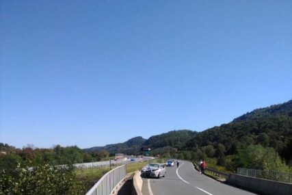 (FOTO) Nesreća na putu Klašnice-Prnjavor: U Drugovićima obustavljen saobraćaj, policija na terenu