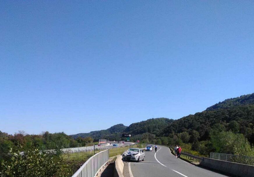 (FOTO) Nesreća na putu Klašnice-Prnjavor: U Drugovićima obustavljen saobraćaj, policija na terenu