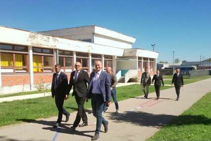 (FOTO) "Vlada treba što prije da reaguje" Banjac poručio da je OBNOVA ŠKOLE U KOSTAJNICI  jedan od glavnih prioriteta
