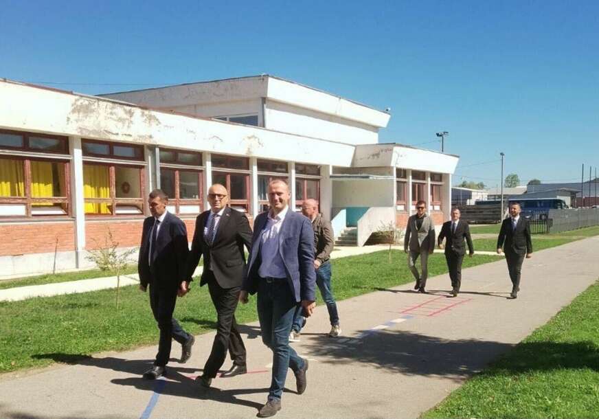 (FOTO) "Vlada treba što prije da reaguje" Banjac poručio da je OBNOVA ŠKOLE U KOSTAJNICI  jedan od glavnih prioriteta