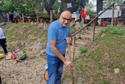 (FOTO) "Važno je čuvati naše OBIČAJE I TRADICIJU" Banjac se dohvatio kutlače i NAPRAVIO PASULJ na Gastro festu u Kozarskoj Dubici