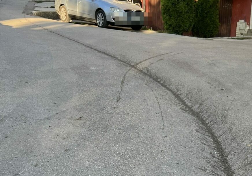 (FOTO) 3 GODINE UZALUDNIH APELA Mještani Lauša tvrde da se tečni otpad iz kamiona "Čistoće" godinama PROSIPA PO ULICAMA, traže hitnu reakciju nadležnih