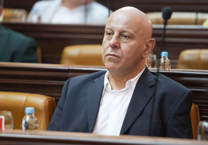 Bazen, grijanje i odlaganje smeća ne mogu da čekaju: Mandić traži hitno sazivanje vanredne sjednice Skupštine grada
