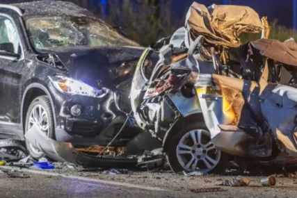 (VIDEO) TRAGEDIJA NA AUTO-PUTU Mladić (25) napravio fatalnu grešku, sudarilo se 9 vozila, 3 osobe stradale