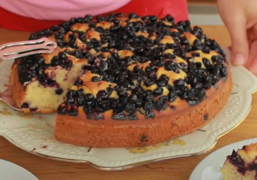 Stari recept iz sveske naših baka: Septembarski KOLAČ SA GROŽĐEM nestaće čim ga poslužite