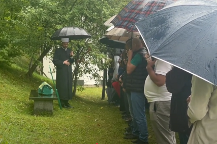 (VIDEO) I NEBO PLAČE, TUGA SVE OKOVALA Posljednji opraštaj od bebe koja je preminula na putu do bolnice u Mostaru