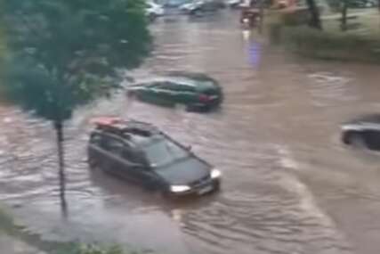 (VIDEO) Automobili ZAGLAVLJENI, ulice pod vodom: Apokaliptične scene u Kragujevcu nakon STRAVIČNOG NEVREMENA